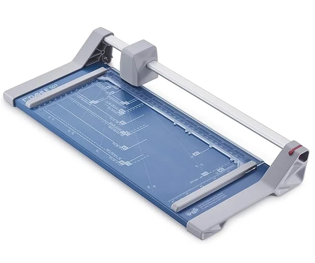 Dahle-507-Rollenschneider mit blauer Grundplatte, aufgedrucktem Messraster und rundem Schlittenmesser auf einer Schiene